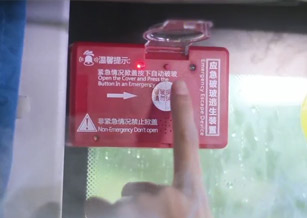 在旅行中，當車輛出現(xiàn)緊急情況時如何迅速有效地逃生？