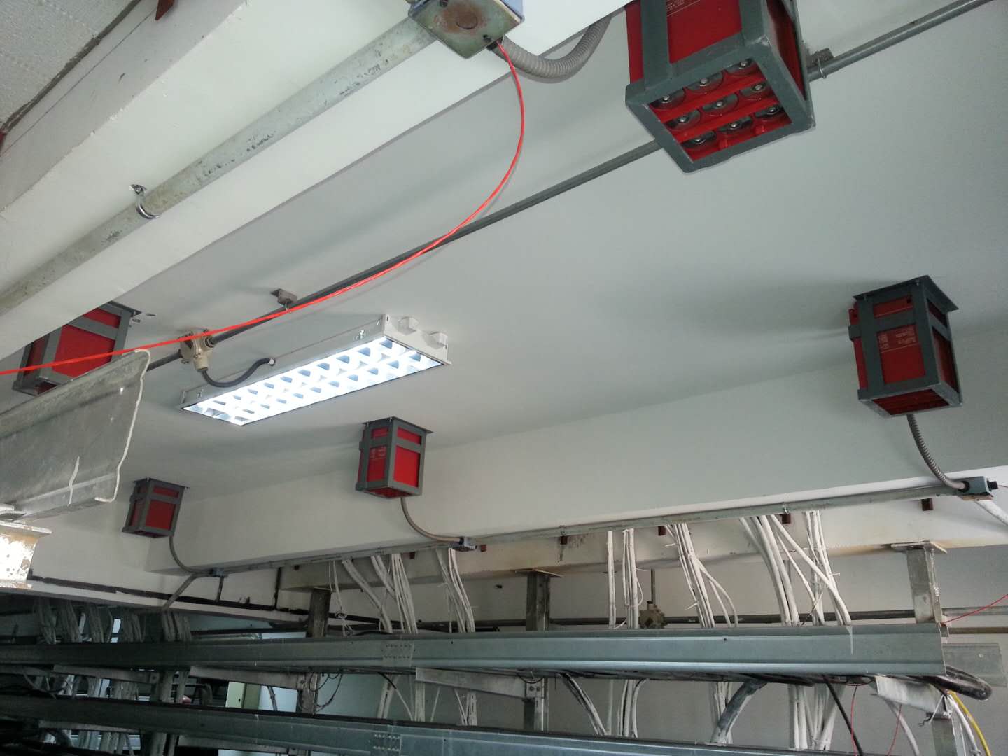 揚(yáng)子江石化集團(tuán)滅火器機(jī)房安裝案例
